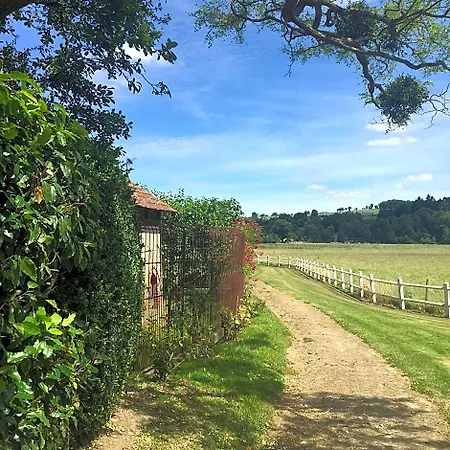 Le Manoir De Benedicte Bed & Breakfast Cahan