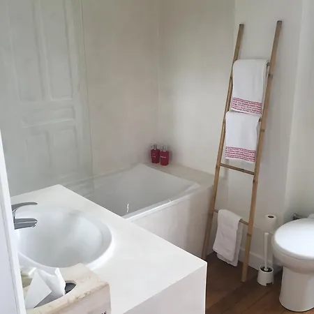 Le Manoir De Benedicte Bed and Breakfast Cahan