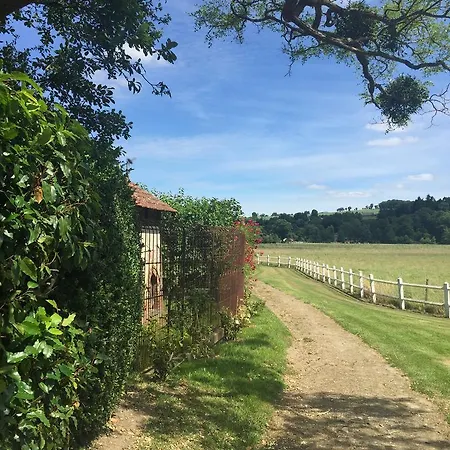 Le Manoir De Benedicte Bed & Breakfast *