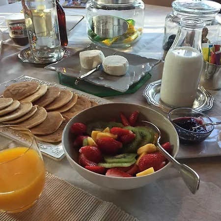 Le Manoir De Benedicte Bed and Breakfast Cahan