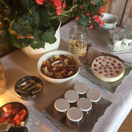 Le Manoir De Benedicte Bed and Breakfast Cahan