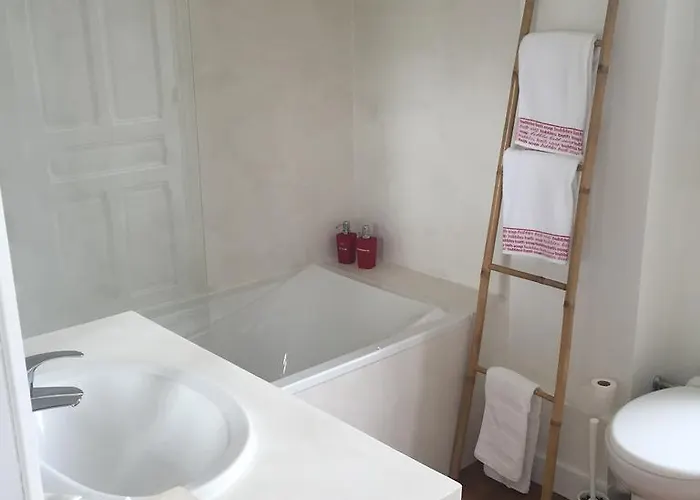 Le Manoir De Benedicte Bed & Breakfast Cahan